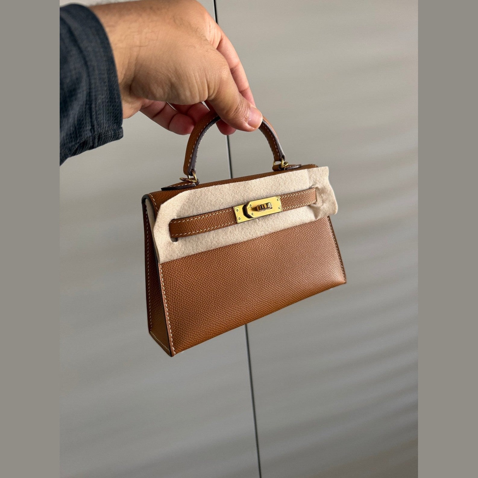 Image of Hermès  חום עם זהב kelly 20cm במלאי