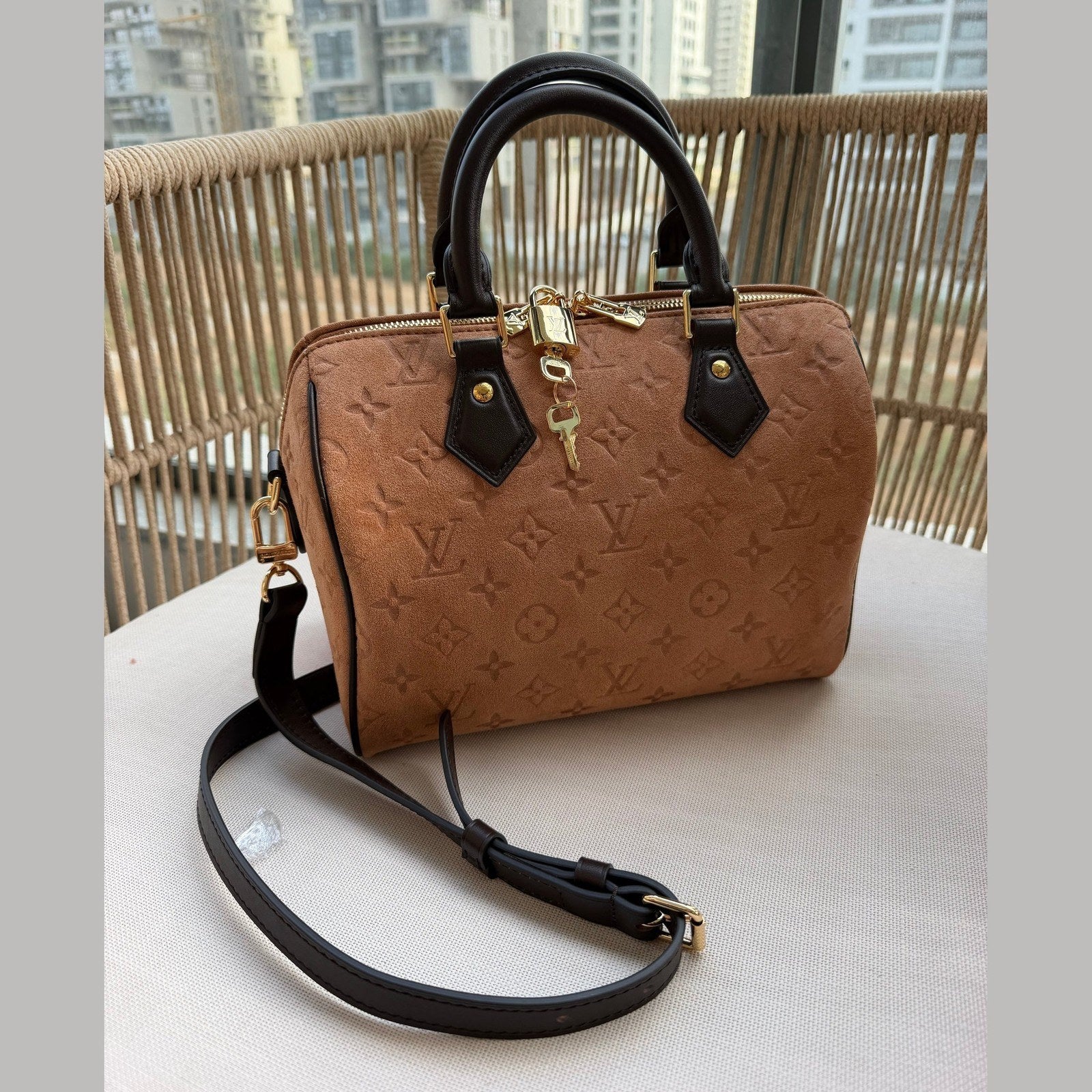 Image of LV 25cm bag במלאי