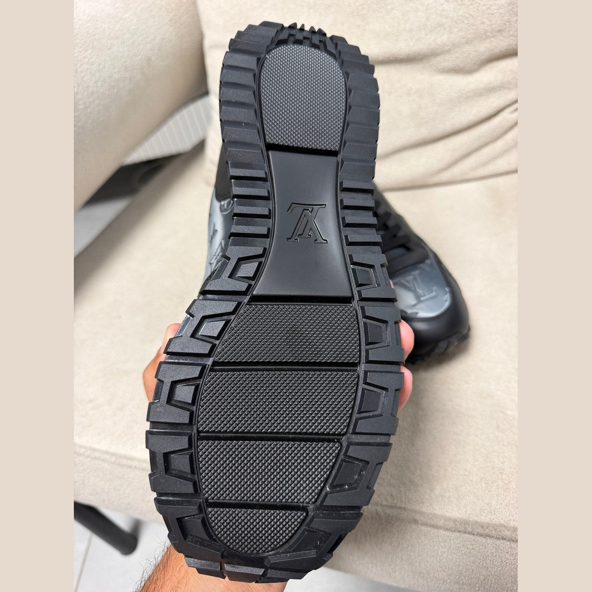 LV men shoes במלאי