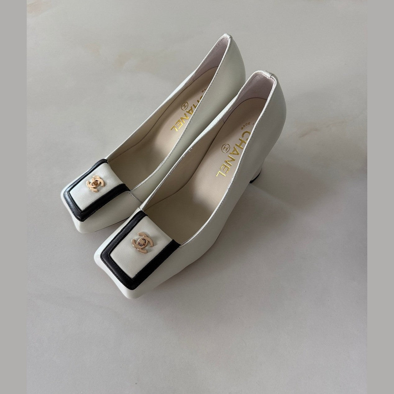 Image of Chanel heels לבן במלאי