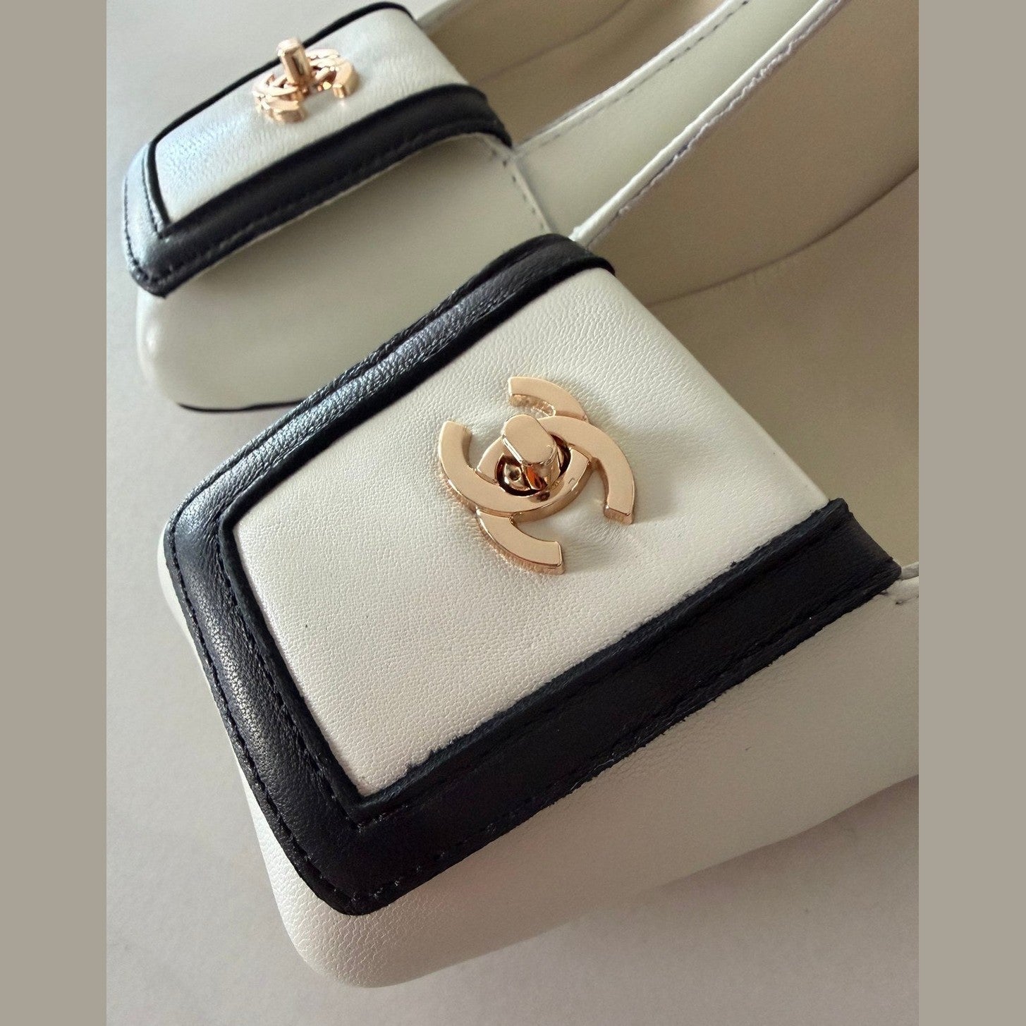 Image of Chanel heels לבן במלאי