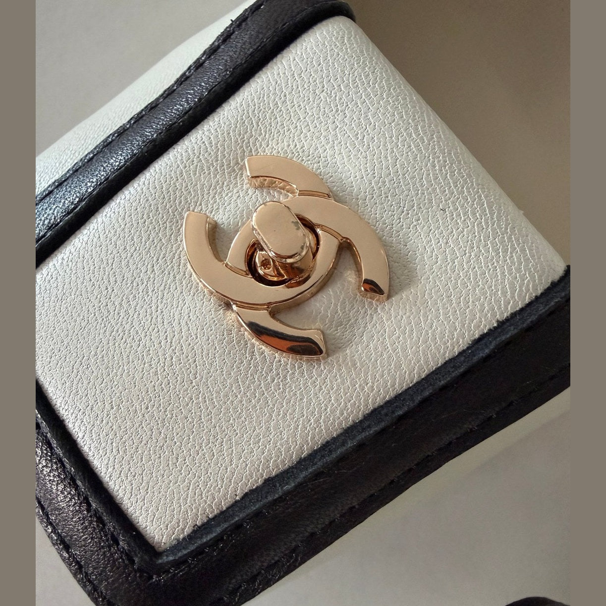 Chanel heels לבן במלאי