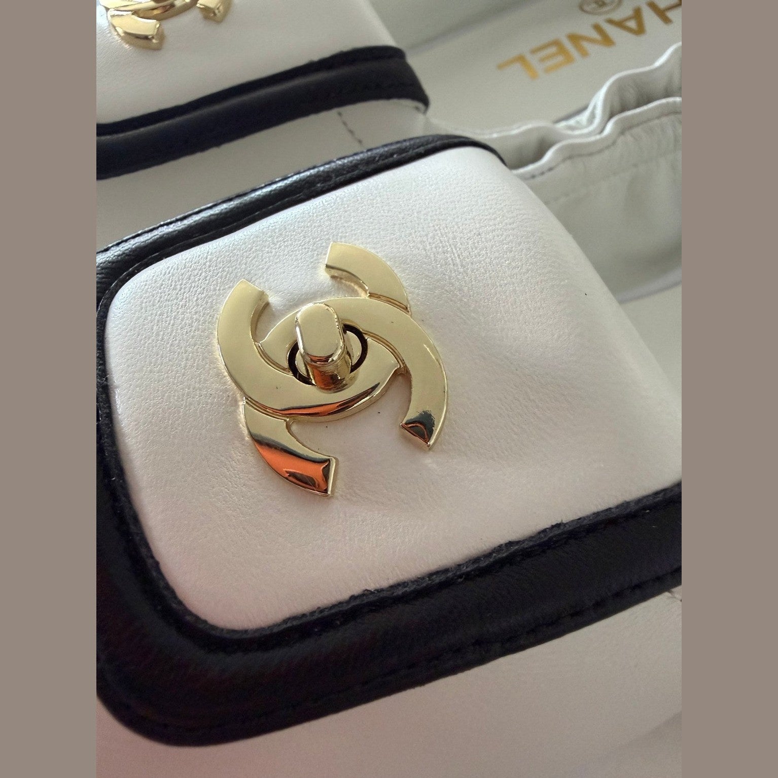 Chanel לבן במלאי