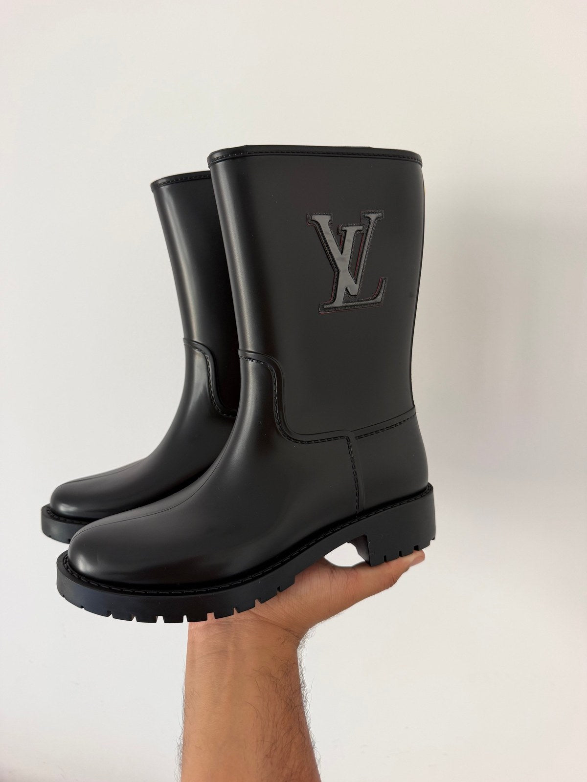 LV boots במלאי