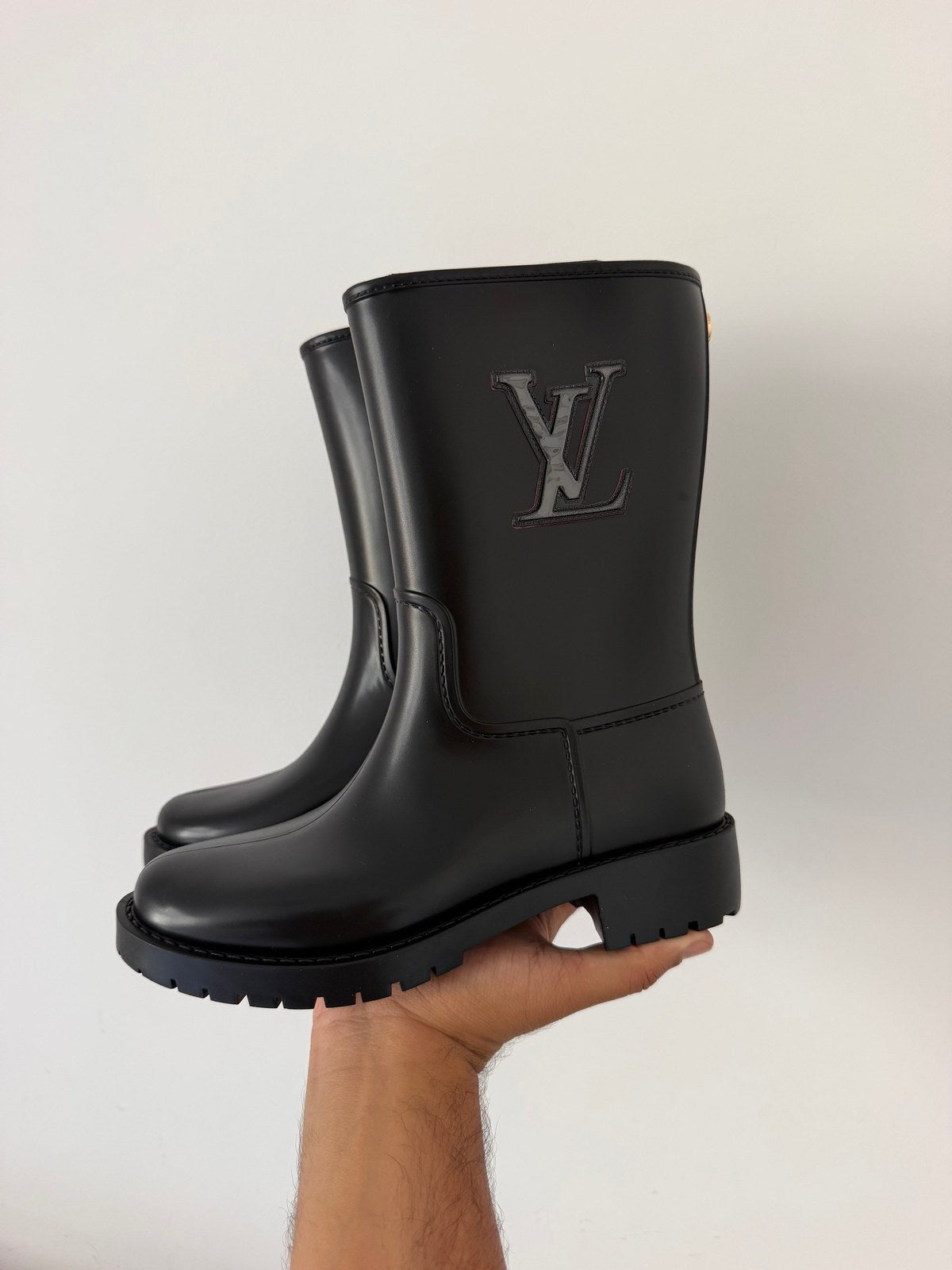 LV boots במלאי