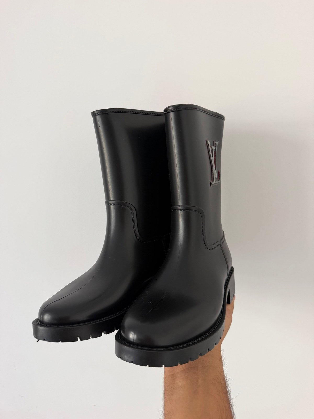 LV boots במלאי