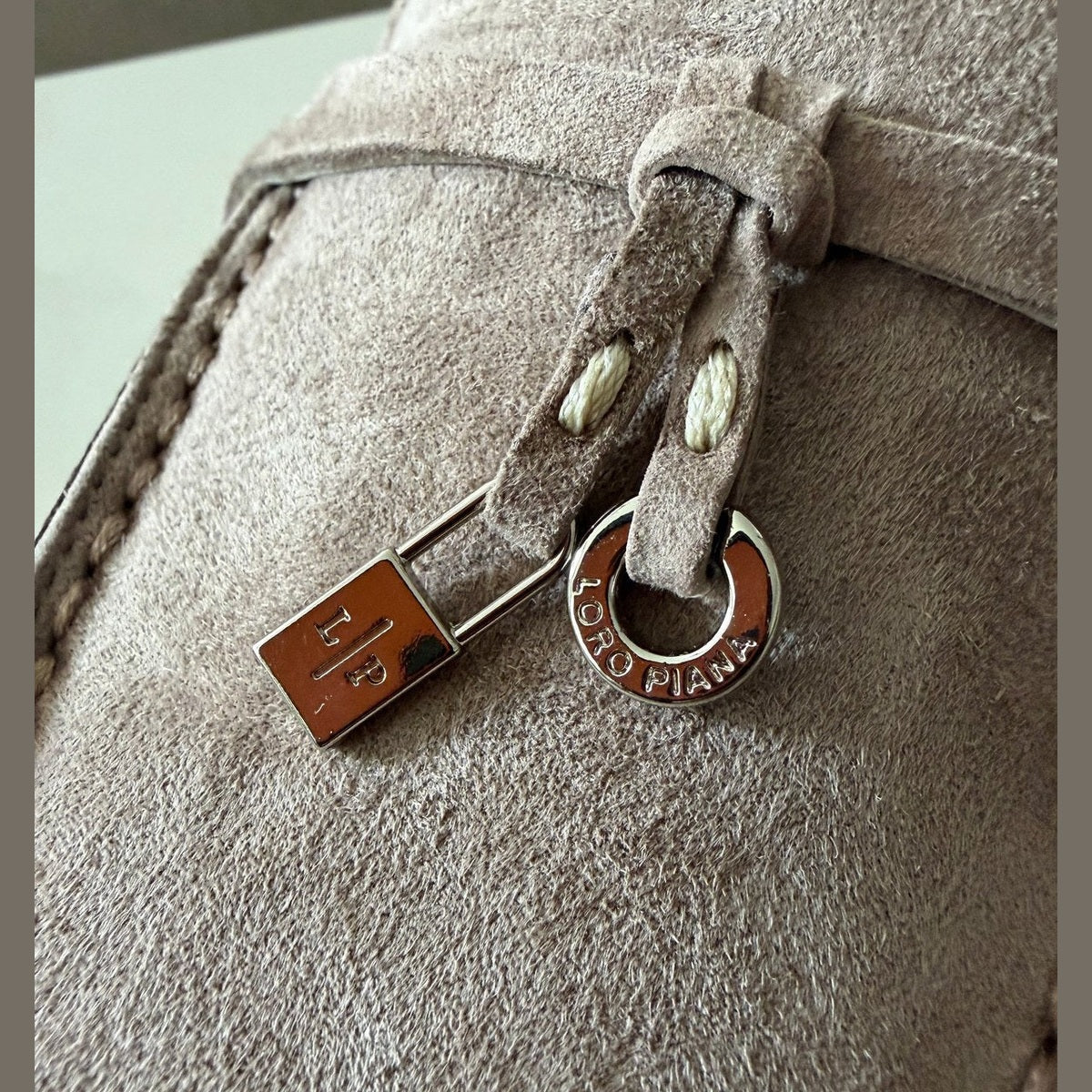 Loro piana Charms במלאי