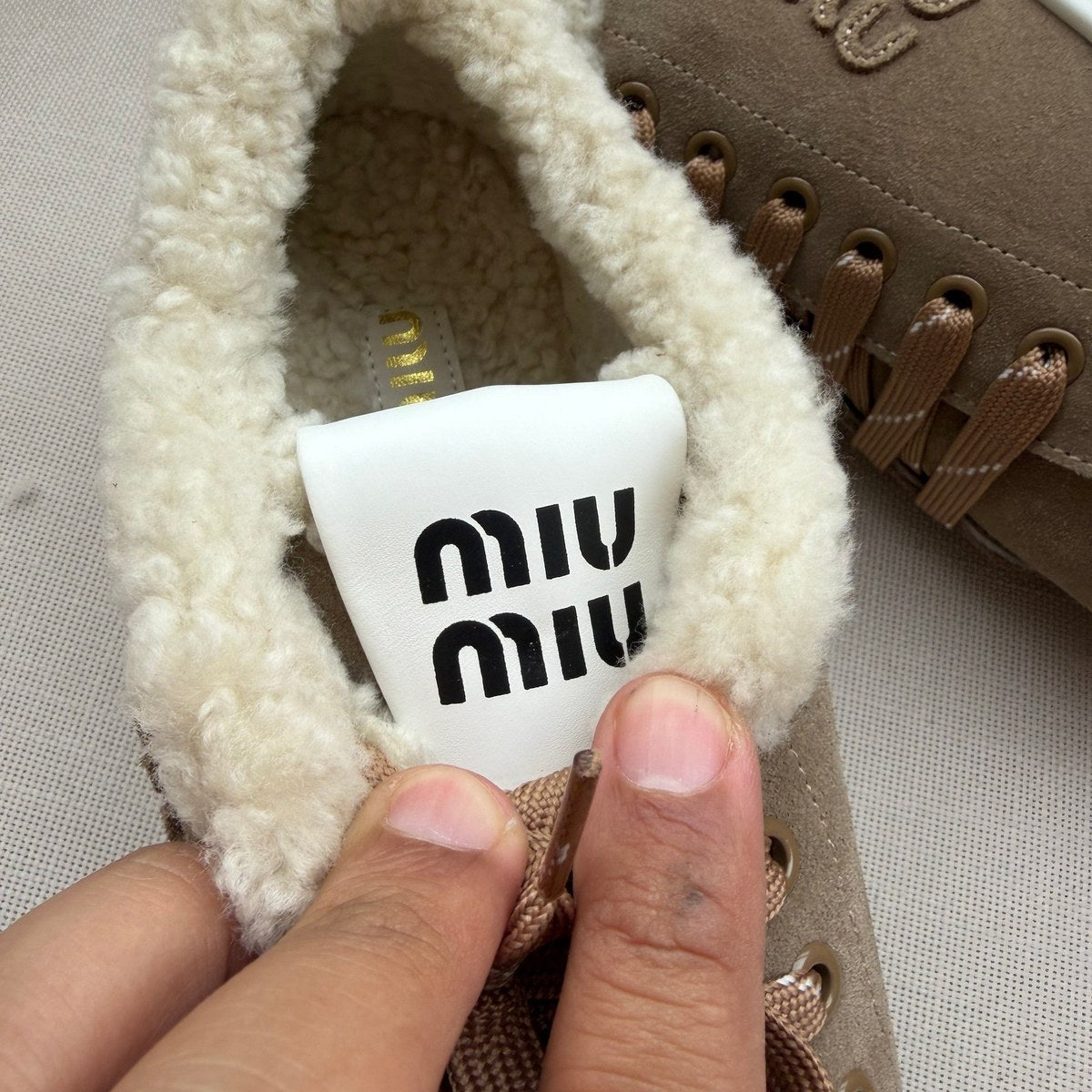 Miu Miu sneakers במלאי