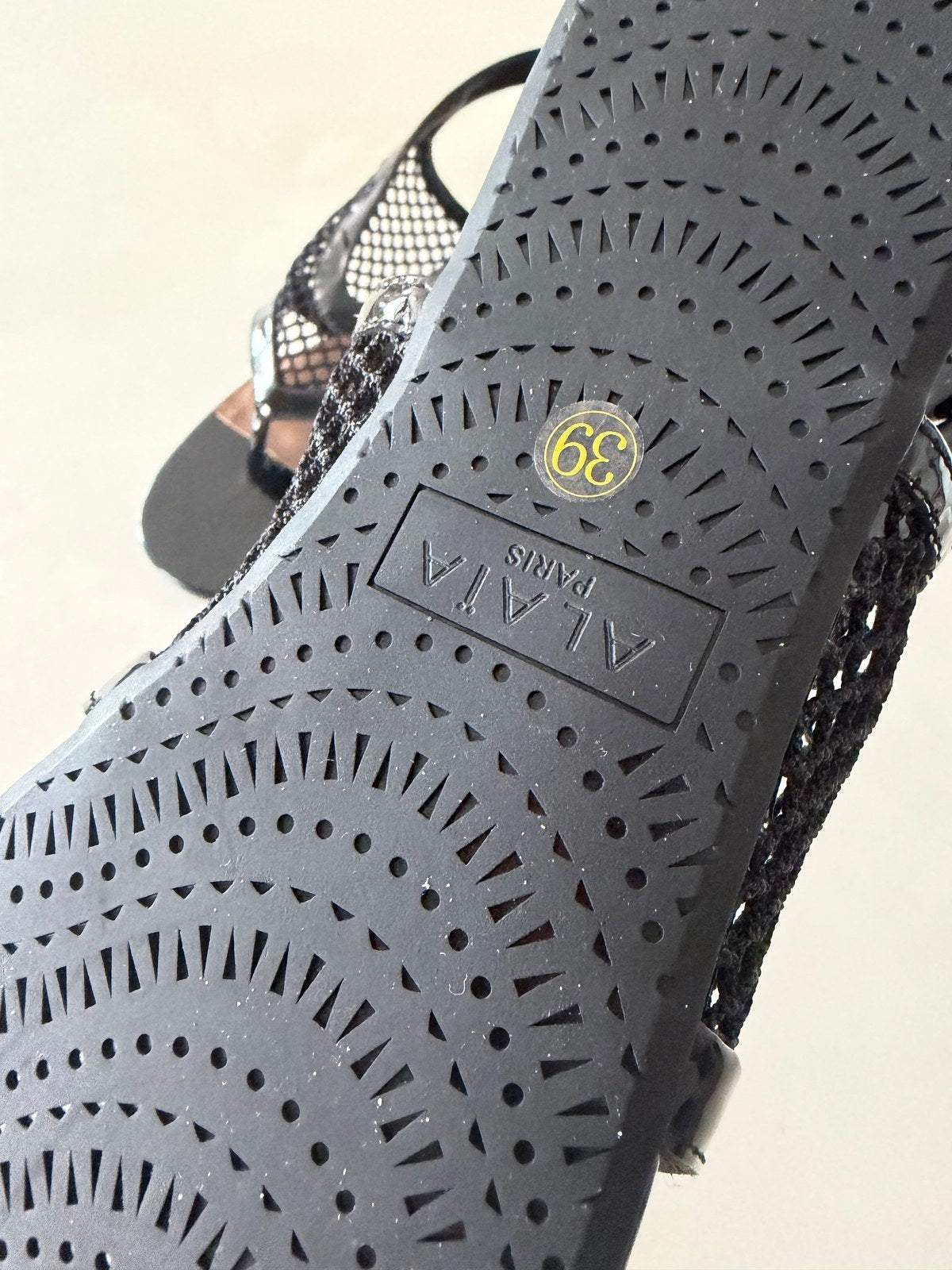 Alaia sandals במלאי