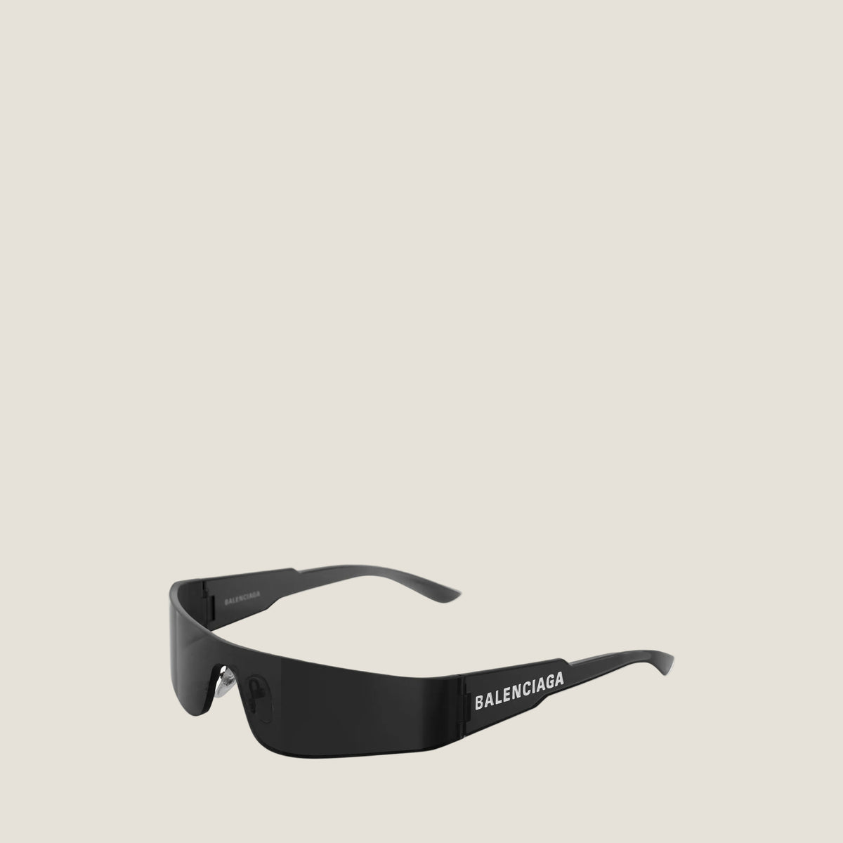 משקפי שמש בהשראת Balenciaga MONO בשחור ובמראה מסכה צר, עם כיתוב לבן על הזרוע – מבט אלכסוני