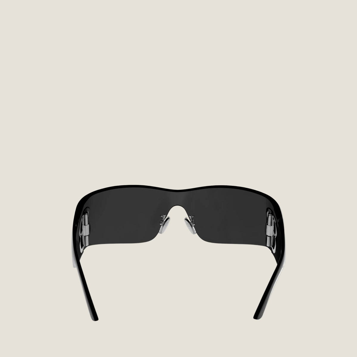 מבט מבפנים על משקפי מסכה שחורים בהשראת BOSSY MASK, עם הזרועות פתוחות