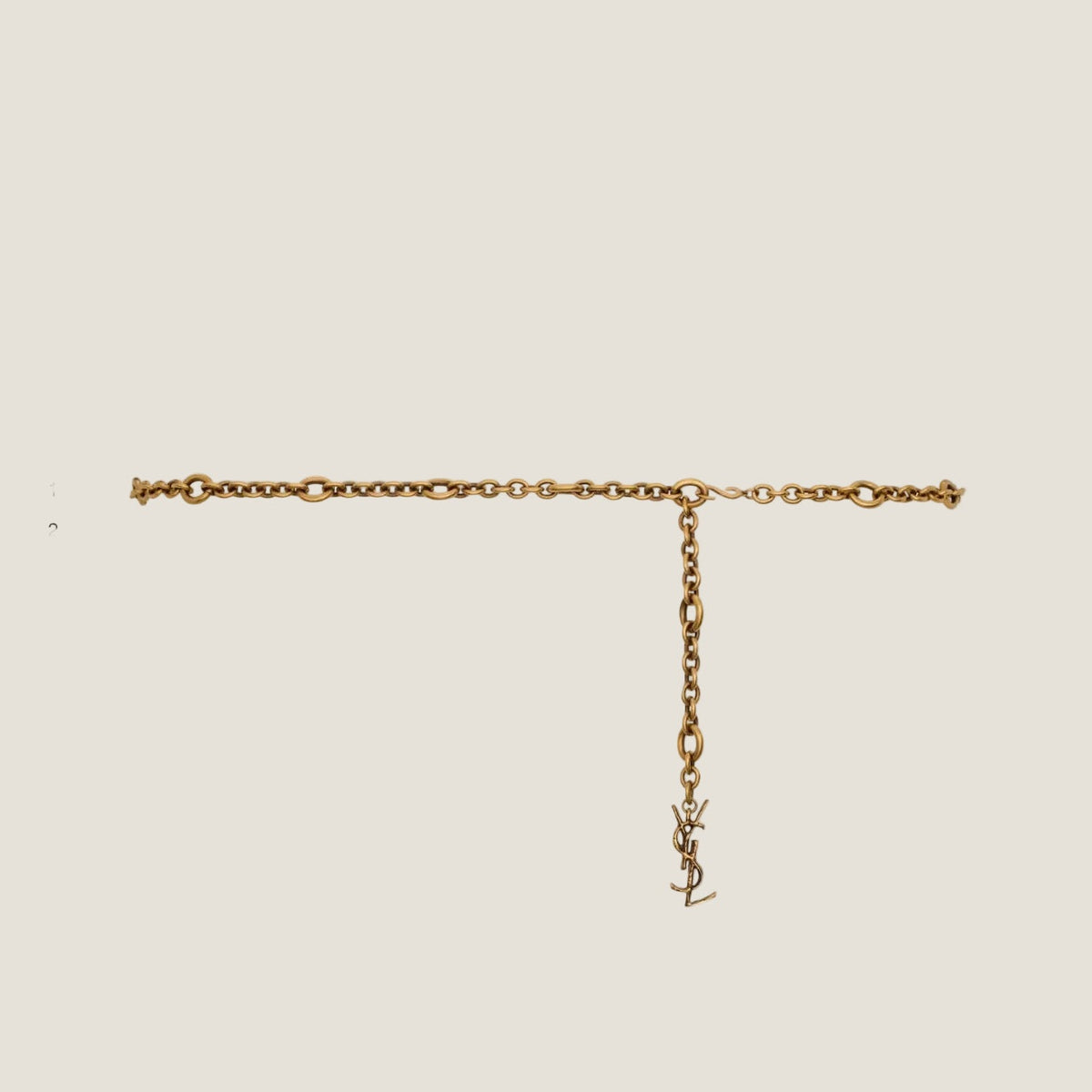 חגורת שרשרת בהשראת Saint Laurent Chain בגוון זהוב עם תליון YSL – מראה מלא