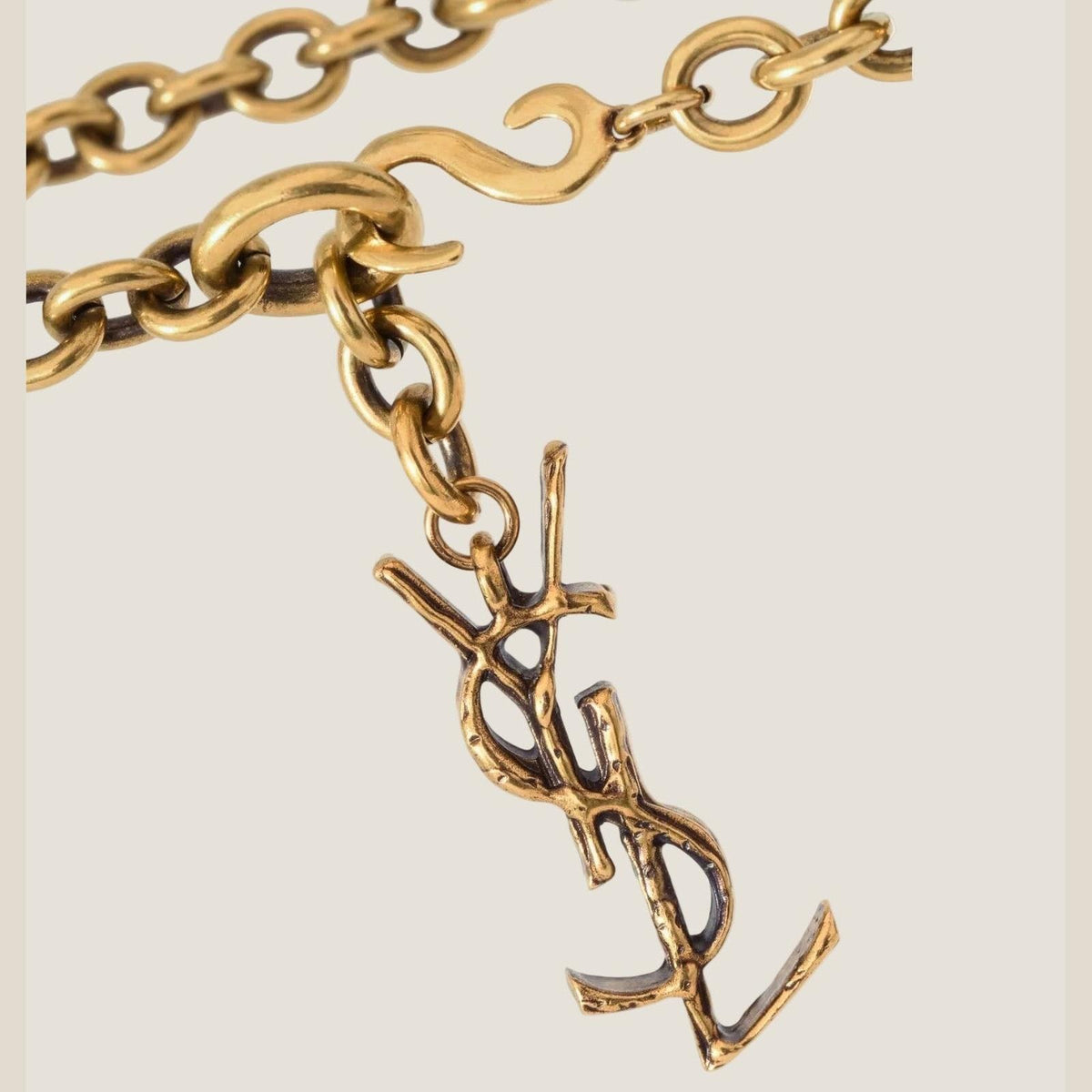 תקריב חוליות השרשרת, סוגר הקרס ותליון YSL בחגורה בהשראת Saint Laurent Chain