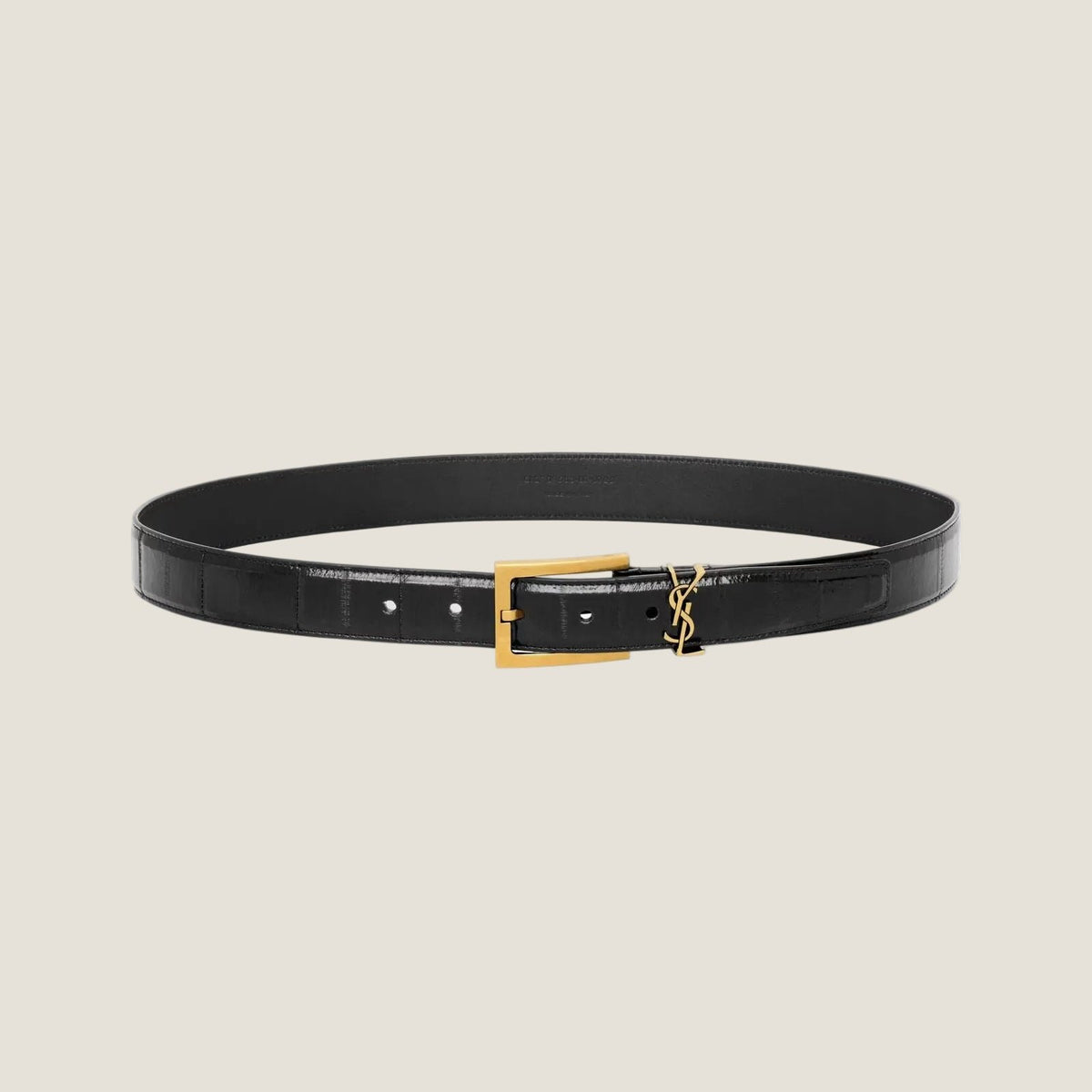 חגורה שחורה בהשראת Saint Laurent בתצורה מעוגלת, עם אבזם מלבני ועיטור YSL זהוב