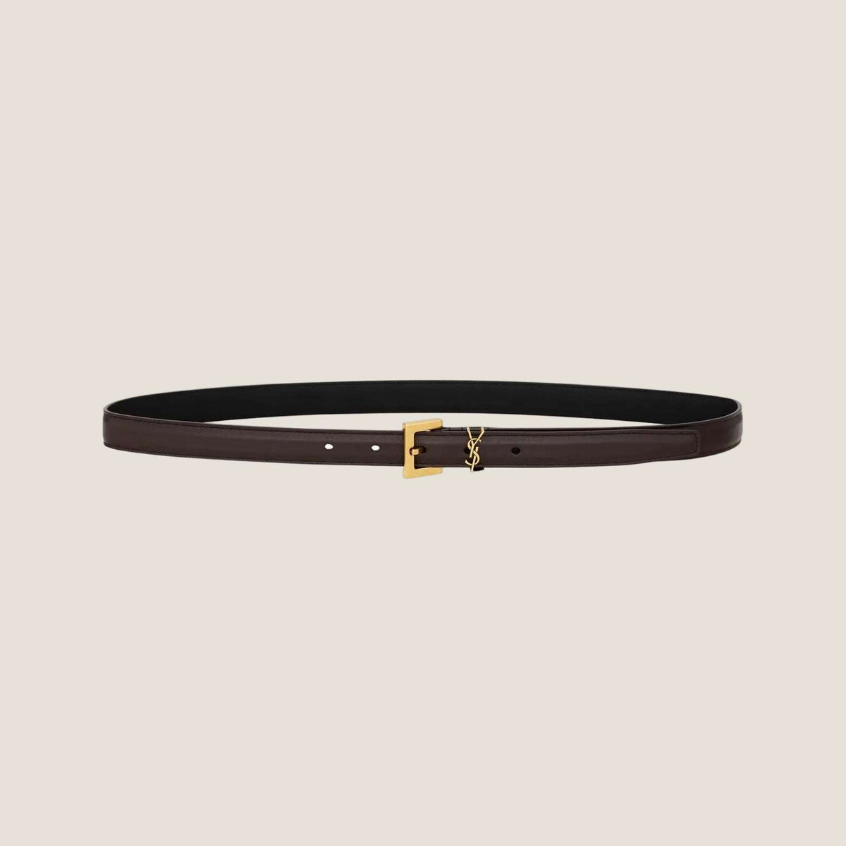 חגורת עור חום כהה בהשראת Saint Laurent בתצורה מעוגלת, המציגה רצועה צרה ואבזם זהוב