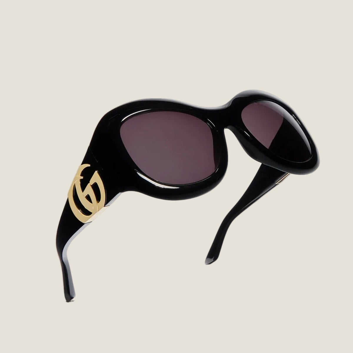 משקפי שמש רפליקה GUCCI GG2275S בשחור מבריק, עדשות כהות ועיטור GG זהוב – מבט בזווית