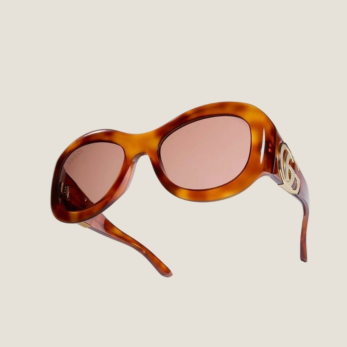 משקפי שמש רפליקה GUCCI GG2275S בהוואנה חום דבש, עדשות חום ורדרד ועיטור זהוב – מבט בזווית