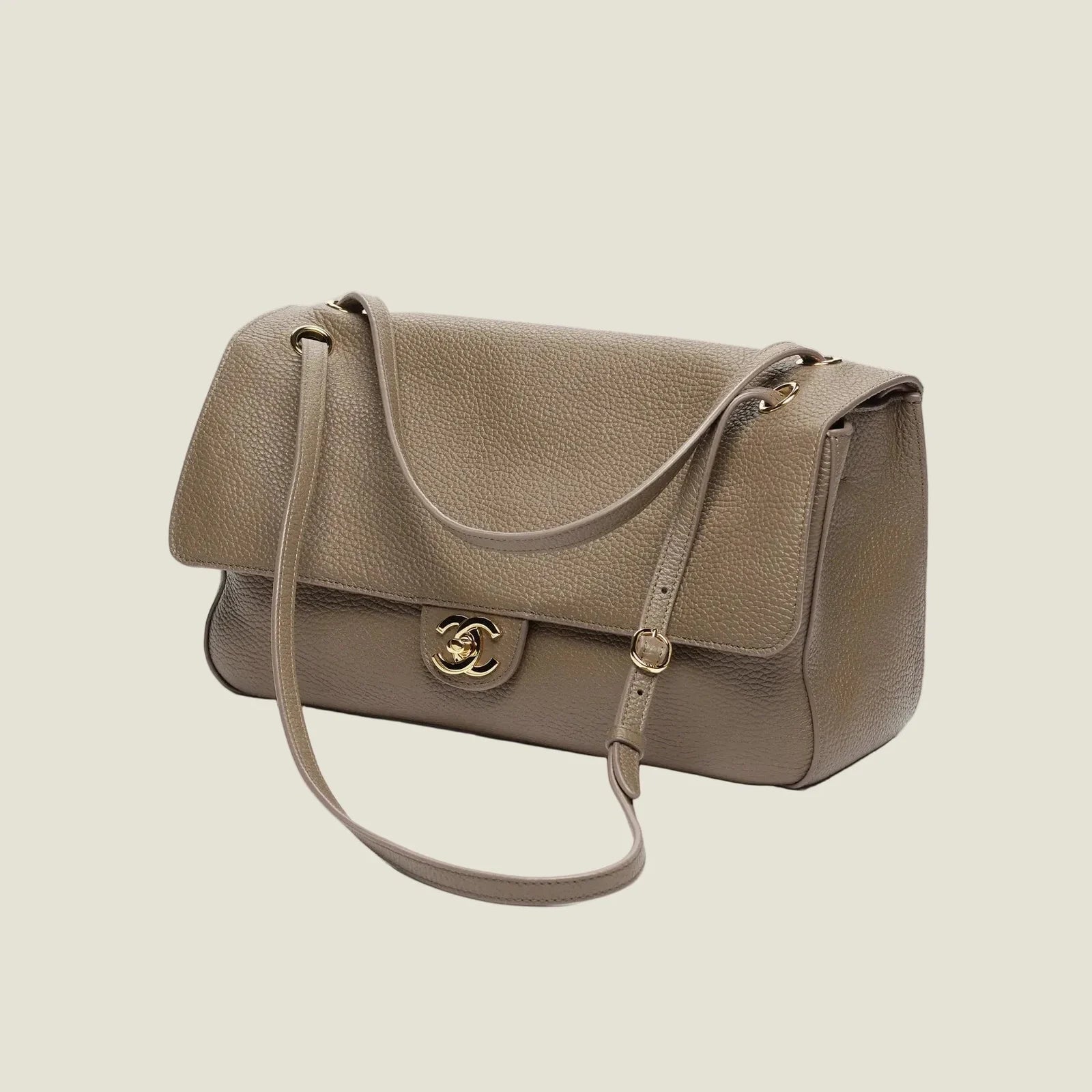 Image of Chanel MAXI flap 32 cm במלאי