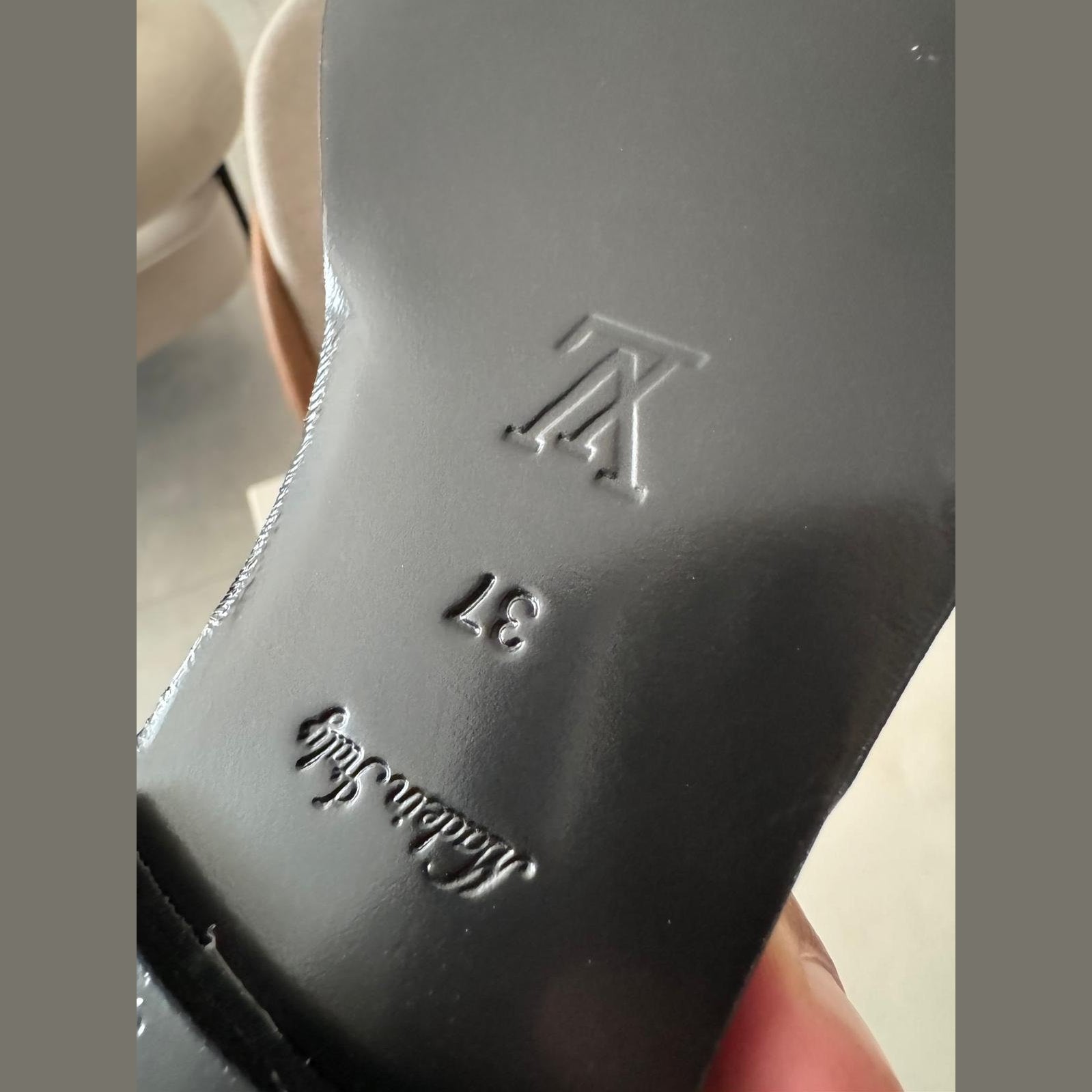 Image of lv sandals במלאי