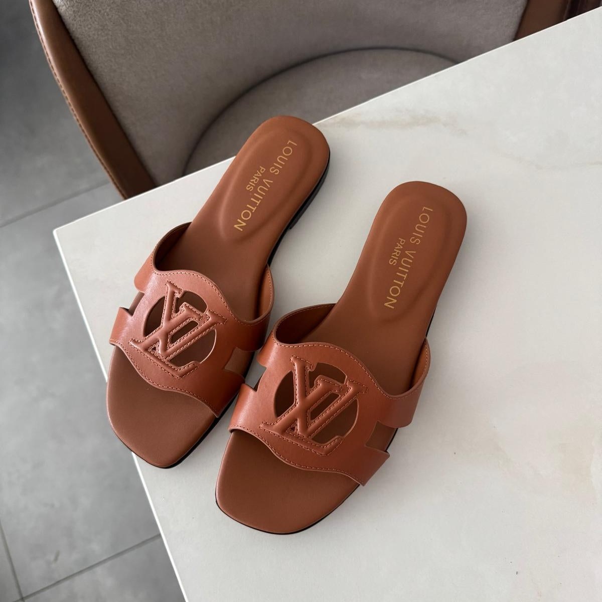 Image of lv sandals במלאי