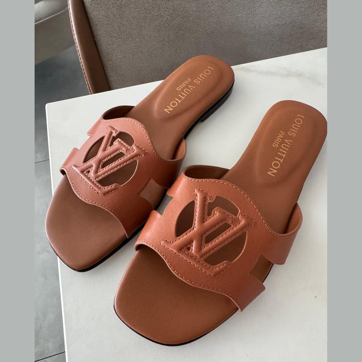 Image of lv sandals במלאי