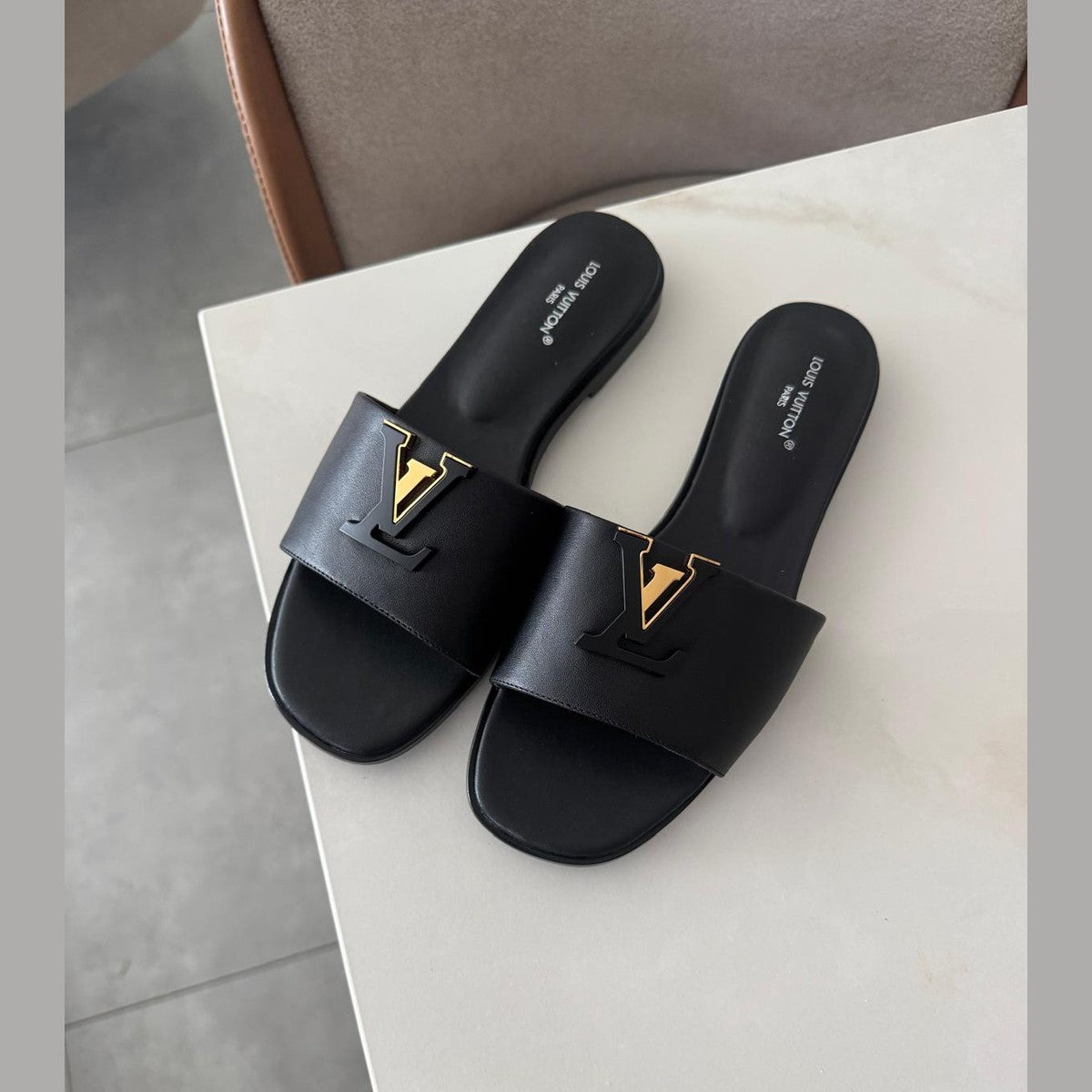 Image of lv sandals במלאי